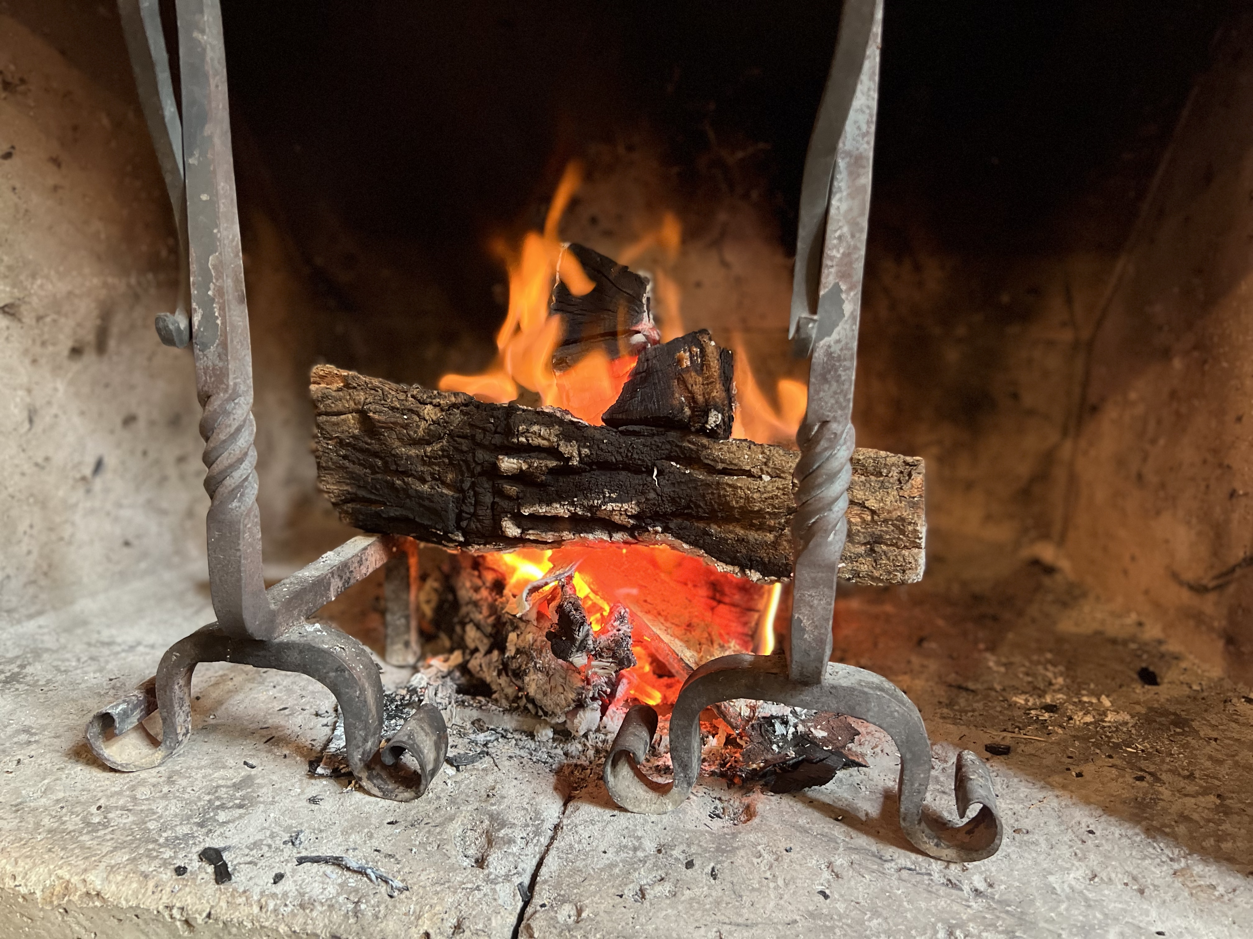 11月になり、暖炉に火が入りました